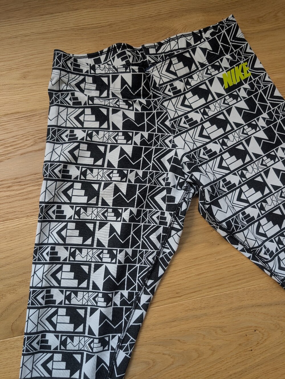 RARE Nike Patterned Leggings - Picture 8 of 8